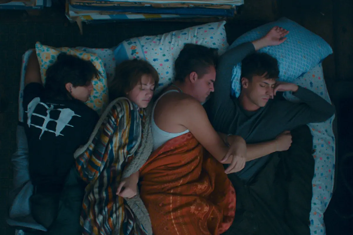 Laura Samani racconta l’adolescenza, l’amicizia e la scoperta di sé tra scuola, confini e misteri del mondo