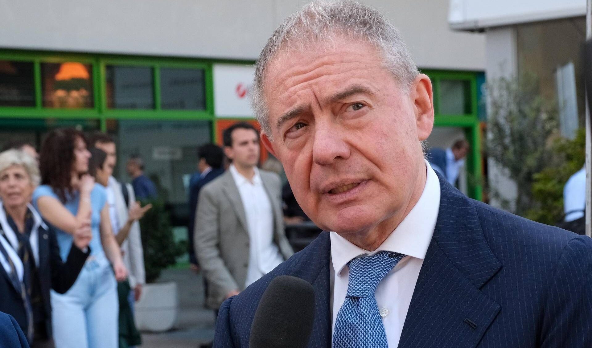 Mancato accordo Usa-Iran, per Urso la colpa &egrave; la mancanza di vino al tavolo delle trattative: l'ha detto davvero