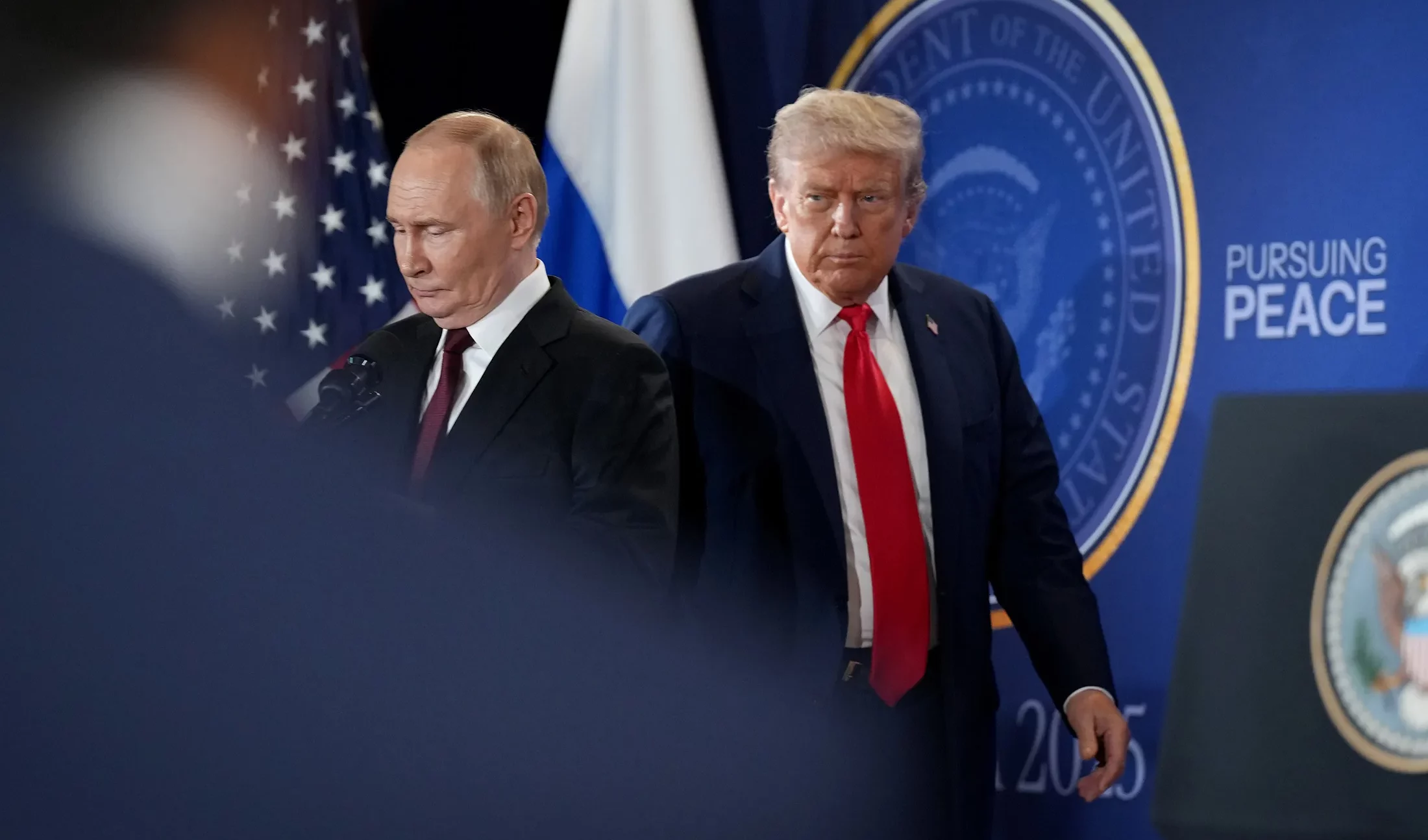 La parata spenta di Putin e Trump: due leader assediati dalla guerra cercano ora un&rsquo;improbabile pace