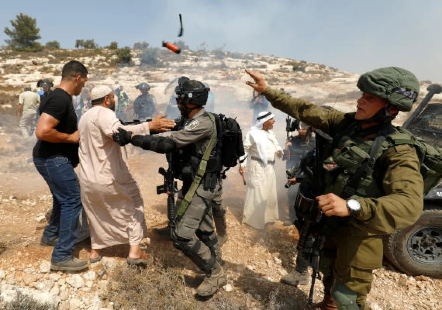 Cisgiordania: nuovi assalti dei coloni protetti dai militari israeliani contro palestinesi inermi