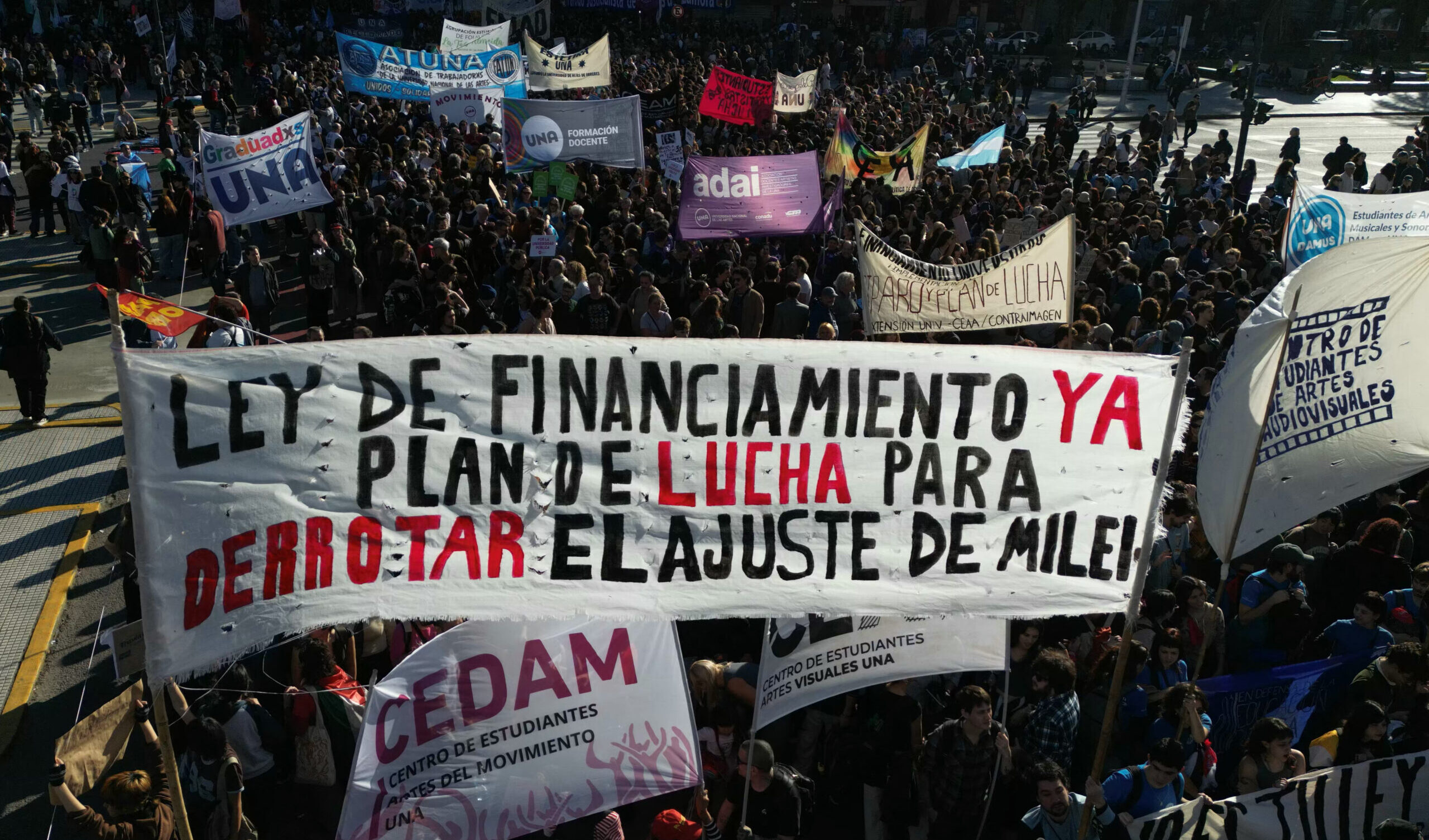 Argentina in piazza contro Milei: la guerra alle università pubbliche dell'estremista di destra incendia Buenos Aires