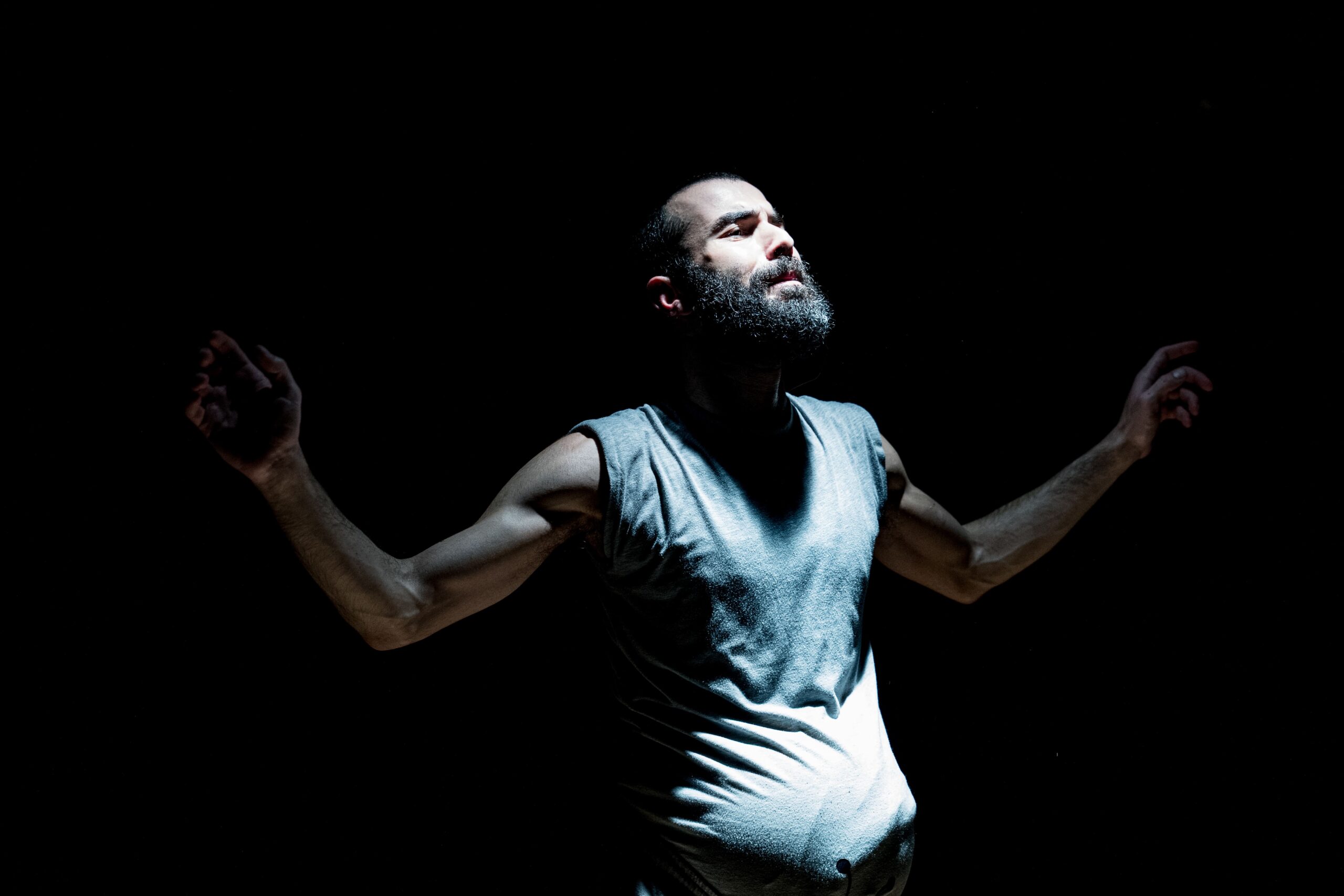 “Il gioco delle forme” a Teatrosophia: uomo incinto, libertà e paradossi della genitorialità contemporanea