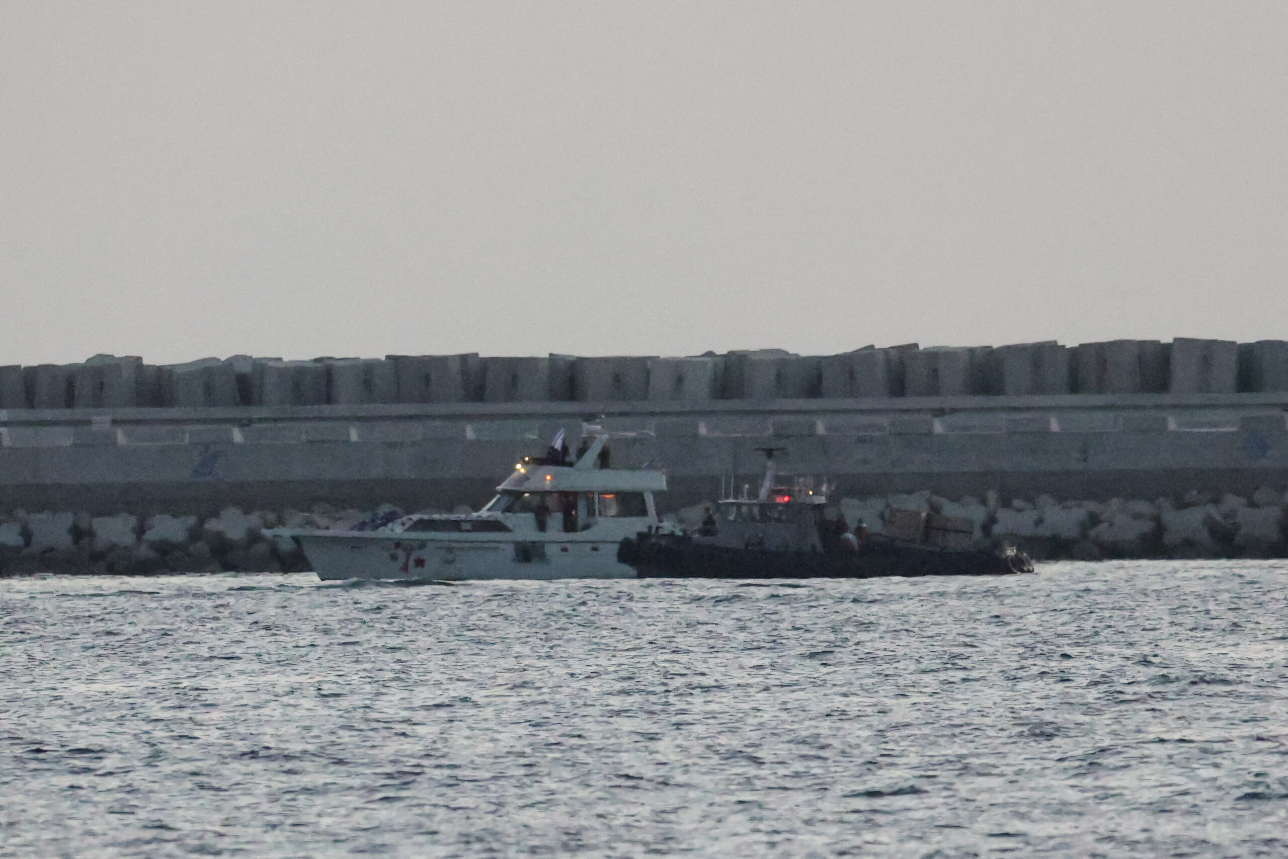 Israele sequestra la Flotilla per Gaza: 428 attivisti trasferiti ad Ashdod, molti iniziano lo sciopero della fame