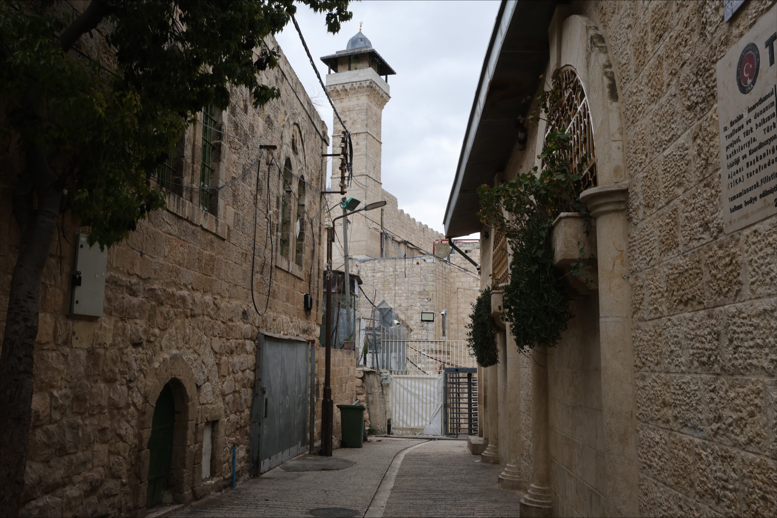 Le forze israeliane chiudono la Moschea di Abramo a Hebron: provocazione contro i palestinesi