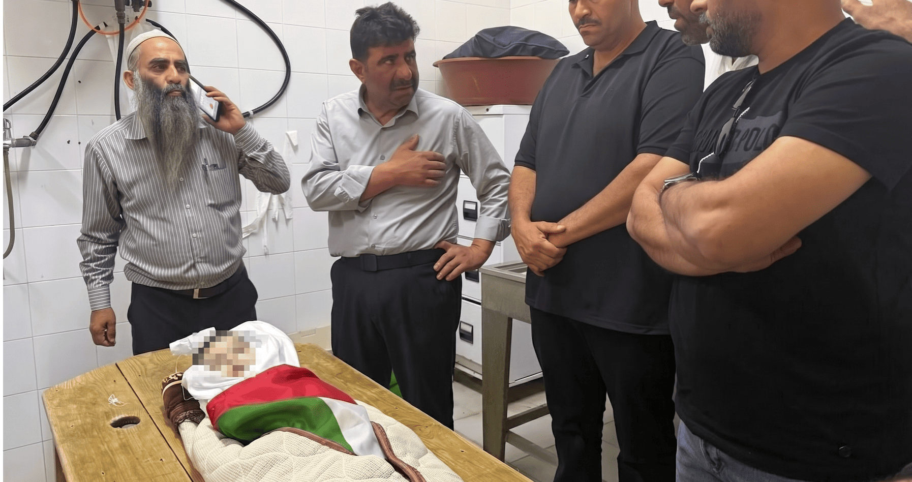 Il padre del neonato ucciso dagli israeliani: "Mi sono fermato quando me l&rsquo;hanno chiesto, poi hanno aperto il fuoco"