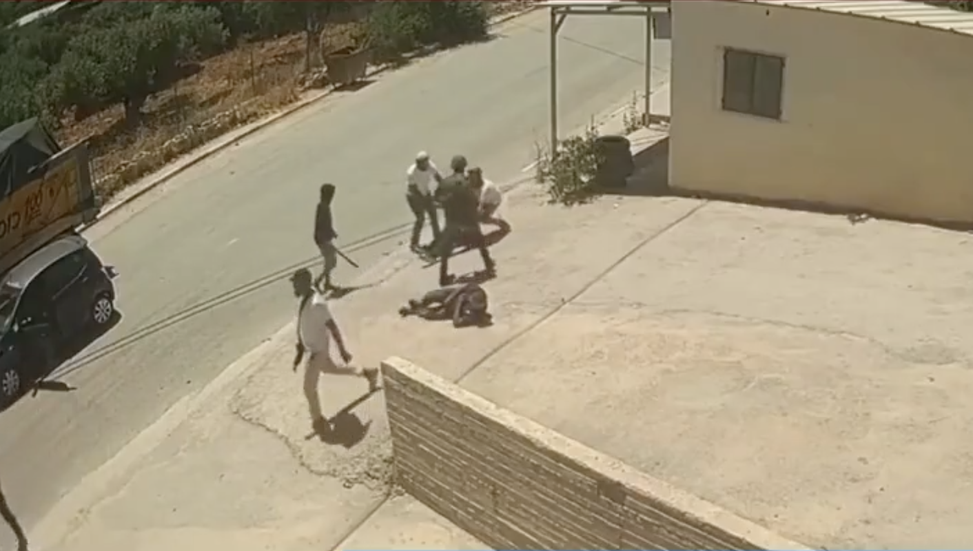 Coloni e un militare israeliano tramortiscono due palestinesi: un video documenta l'ennesimo crimine