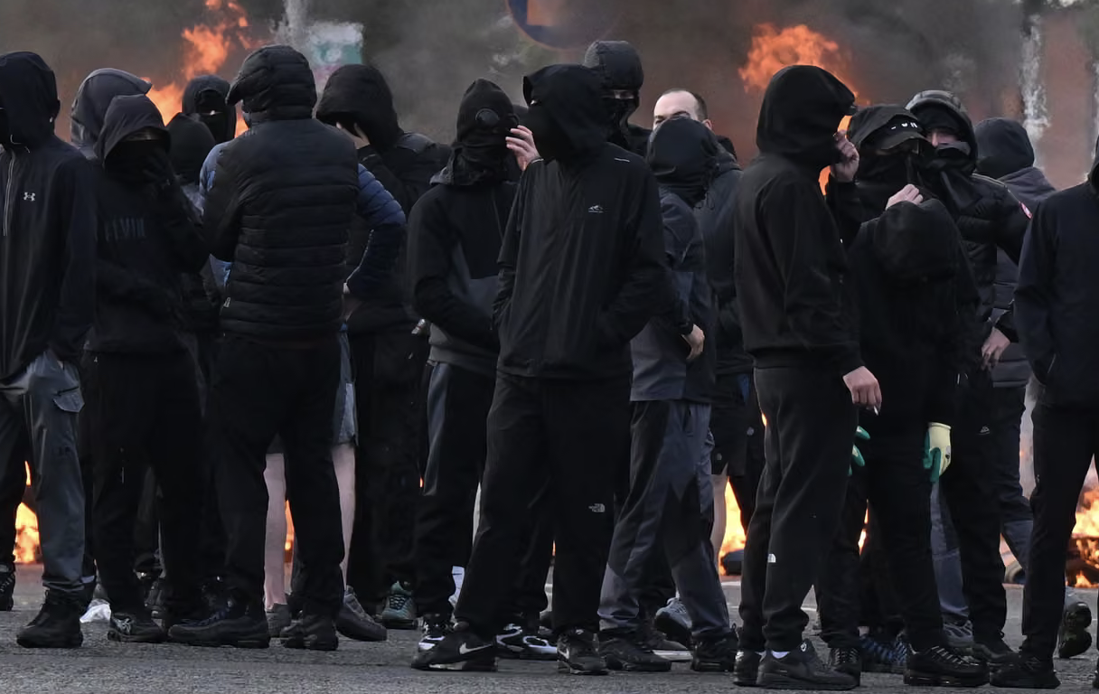 La furia fascista devasta Belfast: immigrati nel mirino tra incendi e aggressioni