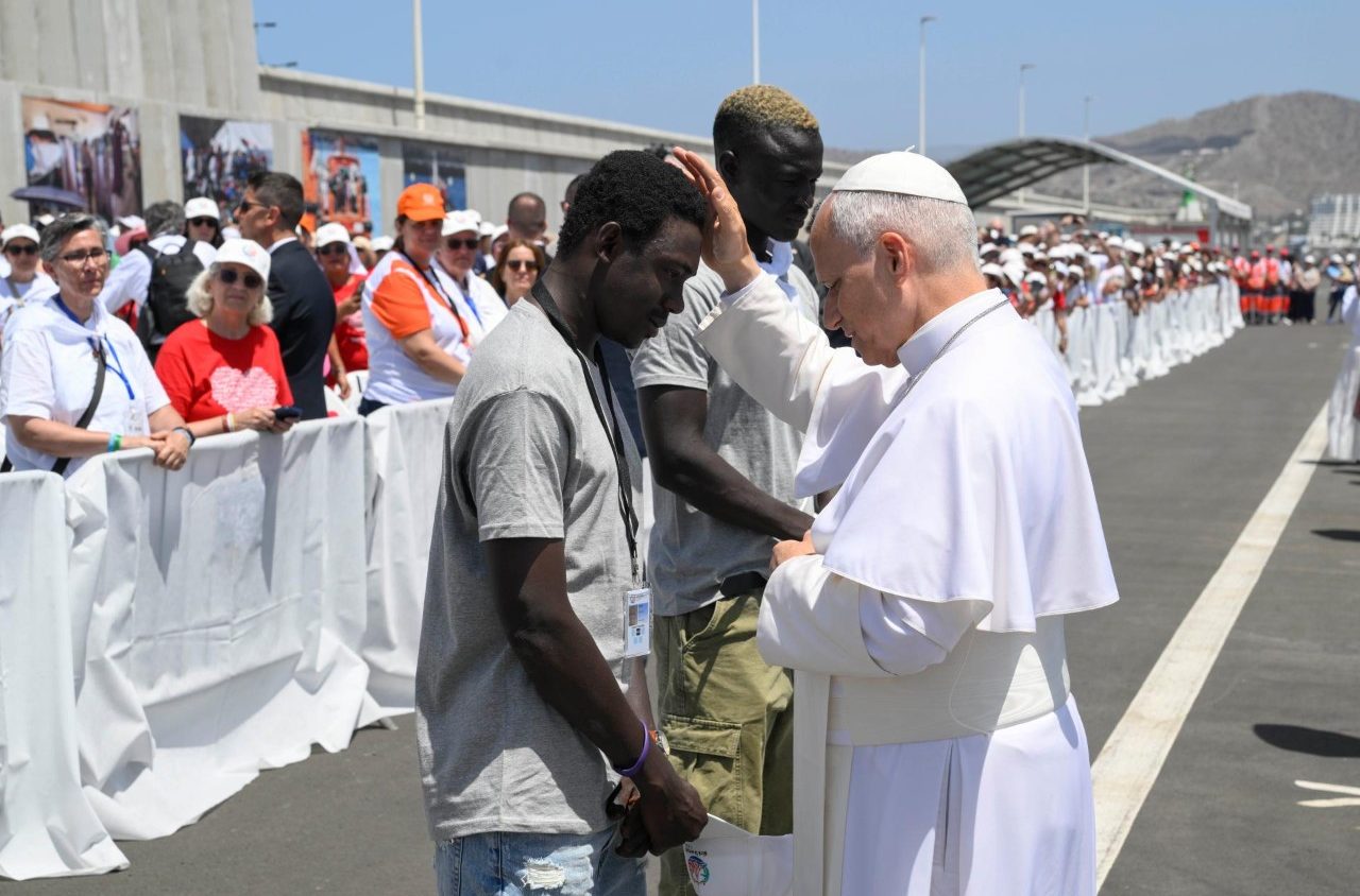 Papa Leone XIV si inchina ai migranti: &ldquo;Avete dignit&agrave;, non siete numeri"