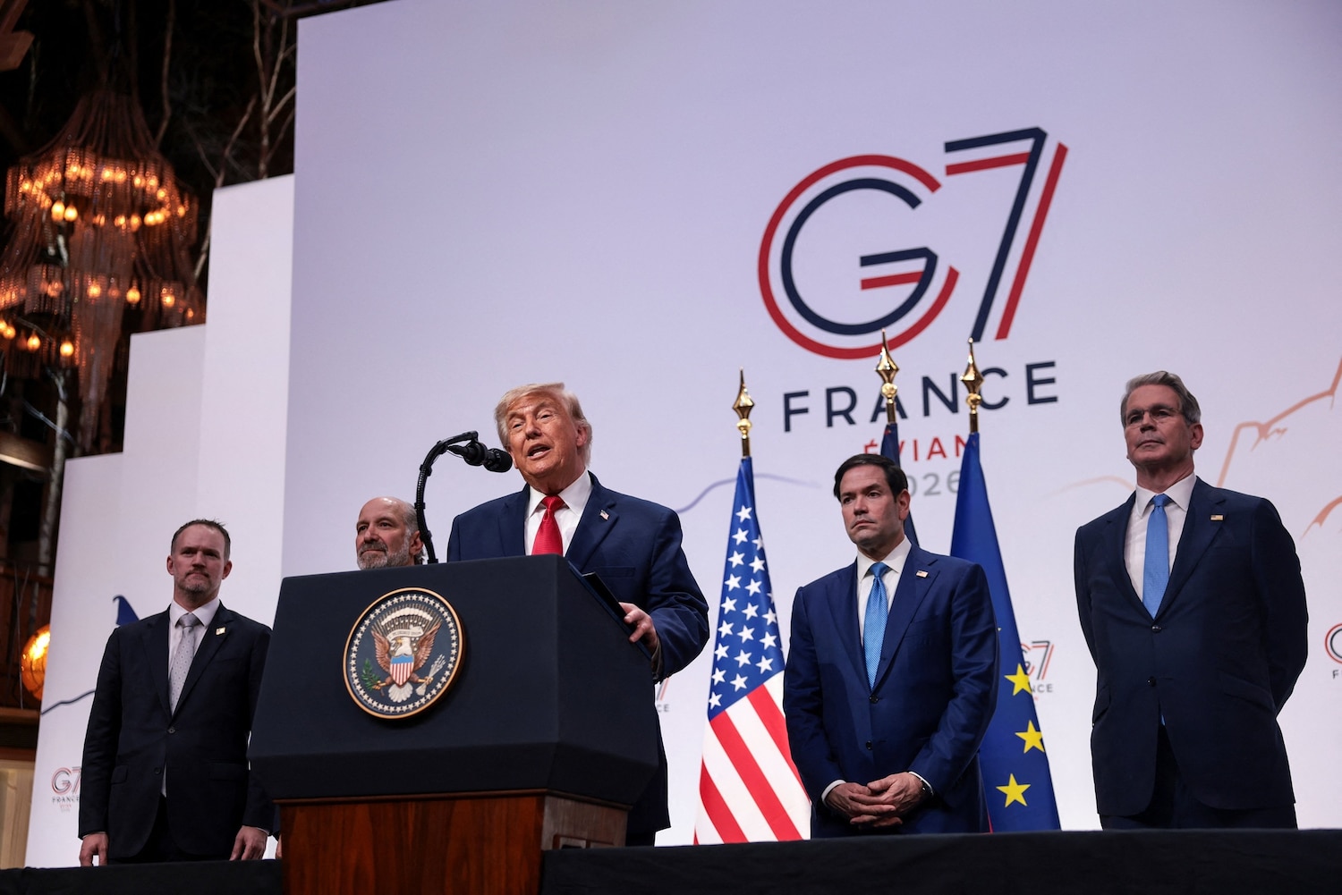 Trump maschera la sconfitta: "Ho firmato con l'Iran per evitare la catastrofe economica"