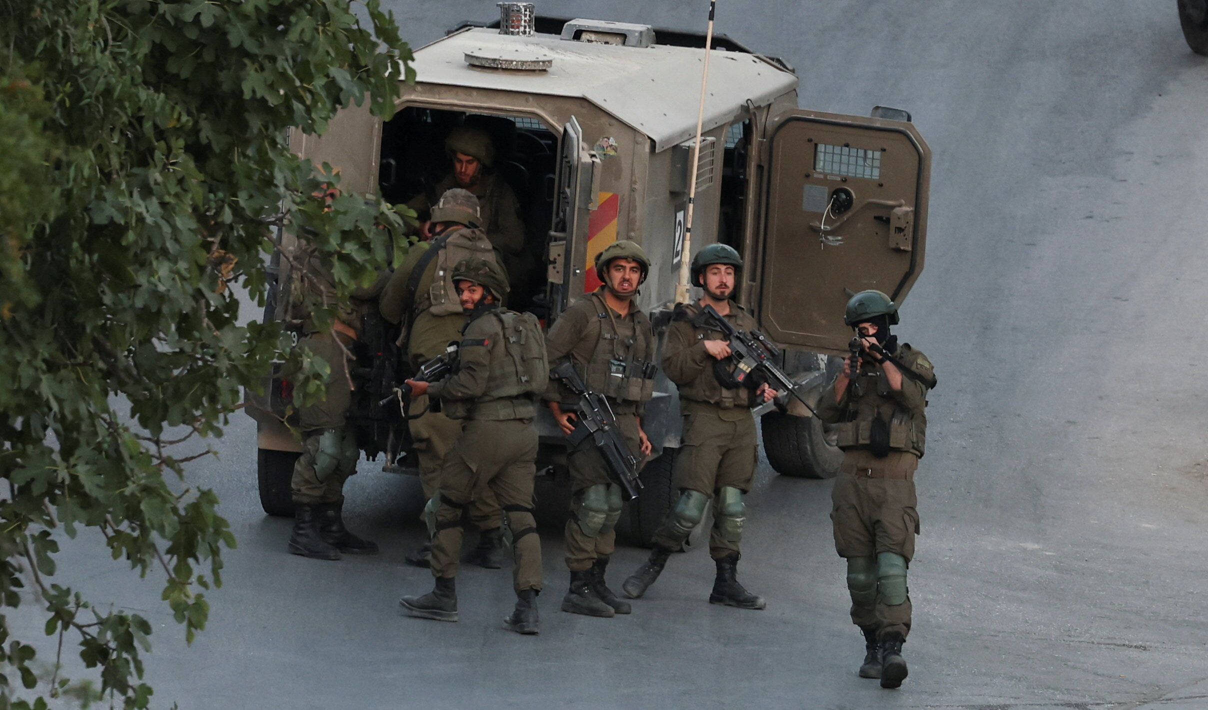 Le forze israeliane arrestano sette palestinesi durante i raid nel governatorato di Nablus Le forze israeliane arrestano sette palestinesi durante i raid nel governatorato di Nablus