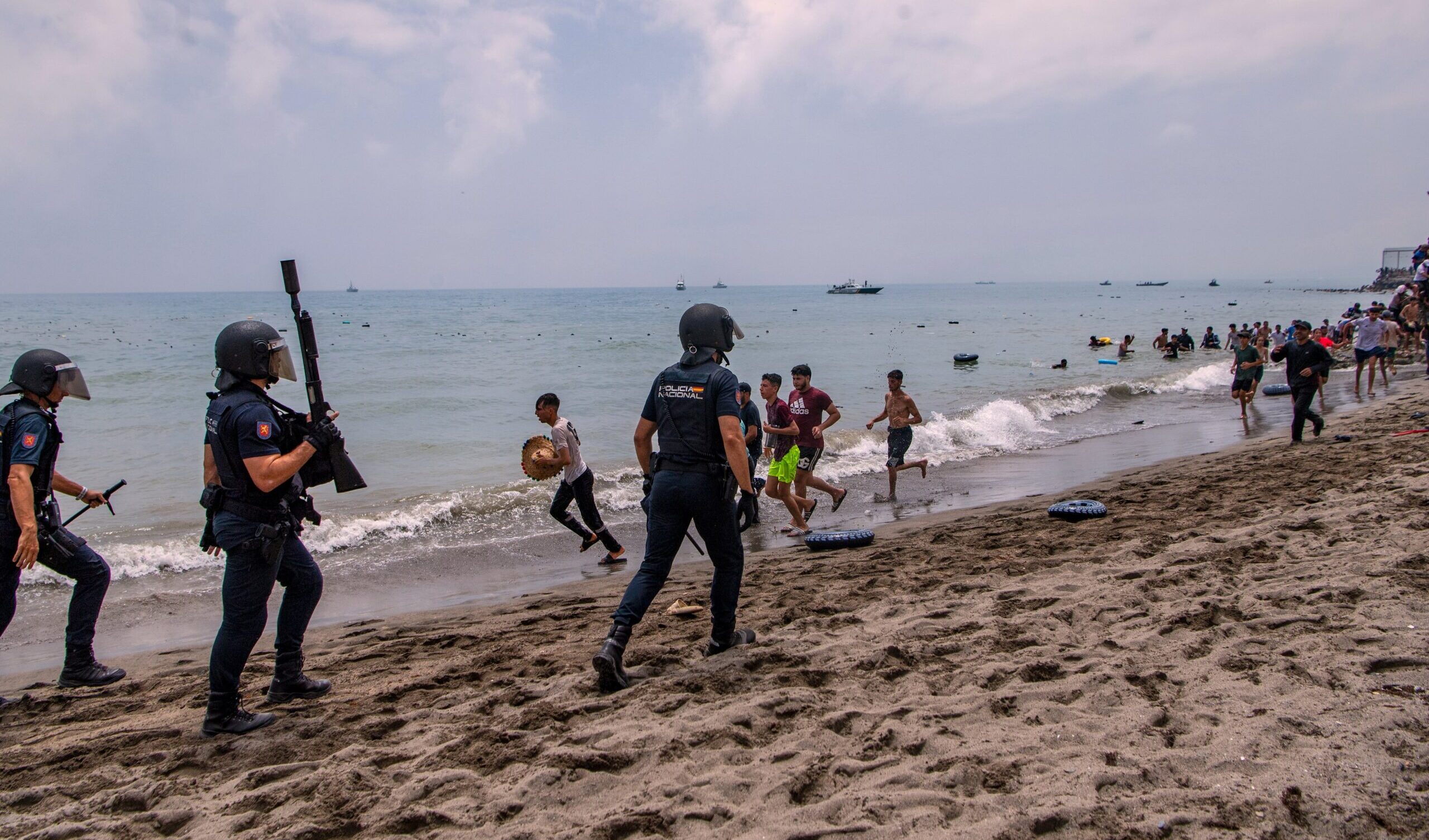 Spagna, migliaia di migranti entrano a Ceuta dal Marocco: Madrid invia truppe e agenti di polizia Spagna, migliaia di migranti entrano a Ceuta dal Marocco: Madrid invia truppe e agenti di polizia