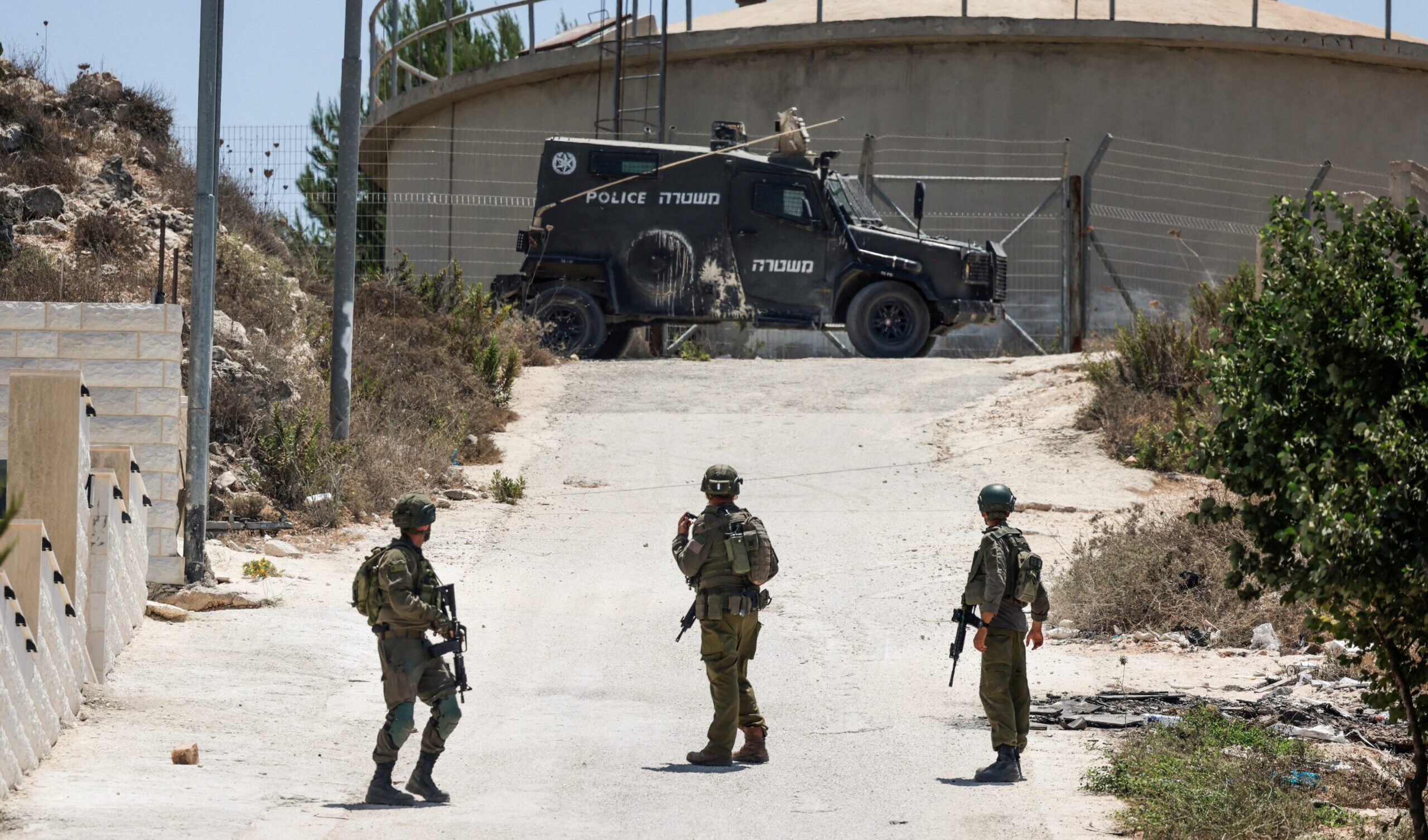 Gli israeliani circondano Ramallah e Nablus: palestinesi 'sequestrati' mentre i coloni  continuano le aggressioni