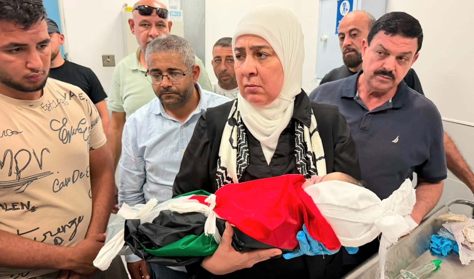 I militari israeliani bloccano la corsa in ospedale: muore un neonato palestinese di quattro mesi