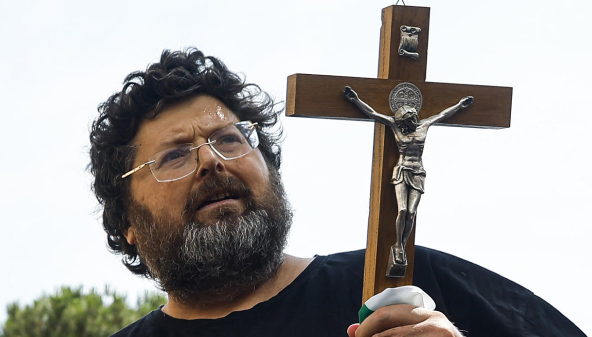Breve storia di Mario Adinolfi, il 'moralizzatore' finito ai domiciliari con le accuse di truffa e evasione fiscale Breve storia di Mario Adinolfi, il 'moralizzatore' finito ai domiciliari con le accuse di truffa e evasione fiscale