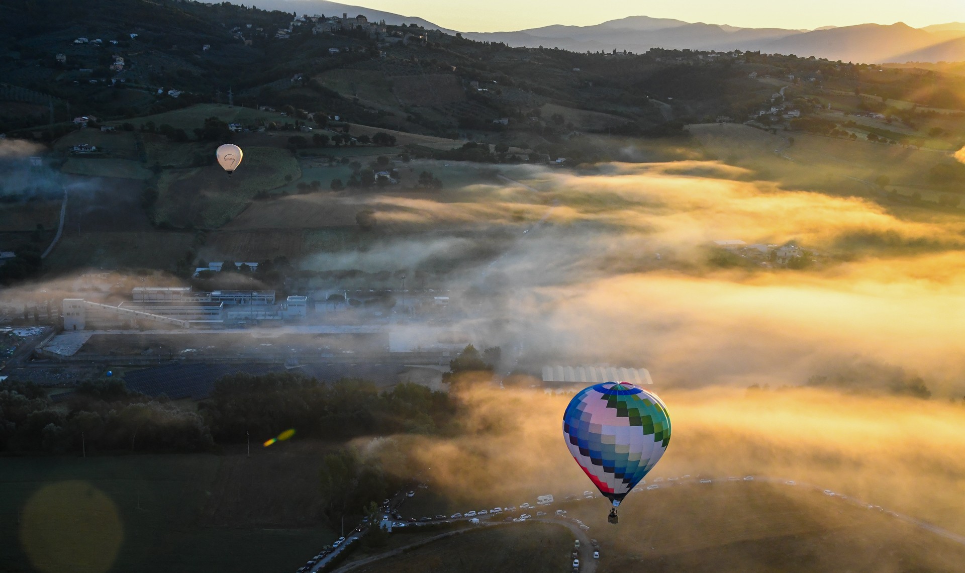 Todi chiude l'Umbria Balloon Festival: tre giorni di mongolfiere, voli all'alba e spettacolo Night Glow
