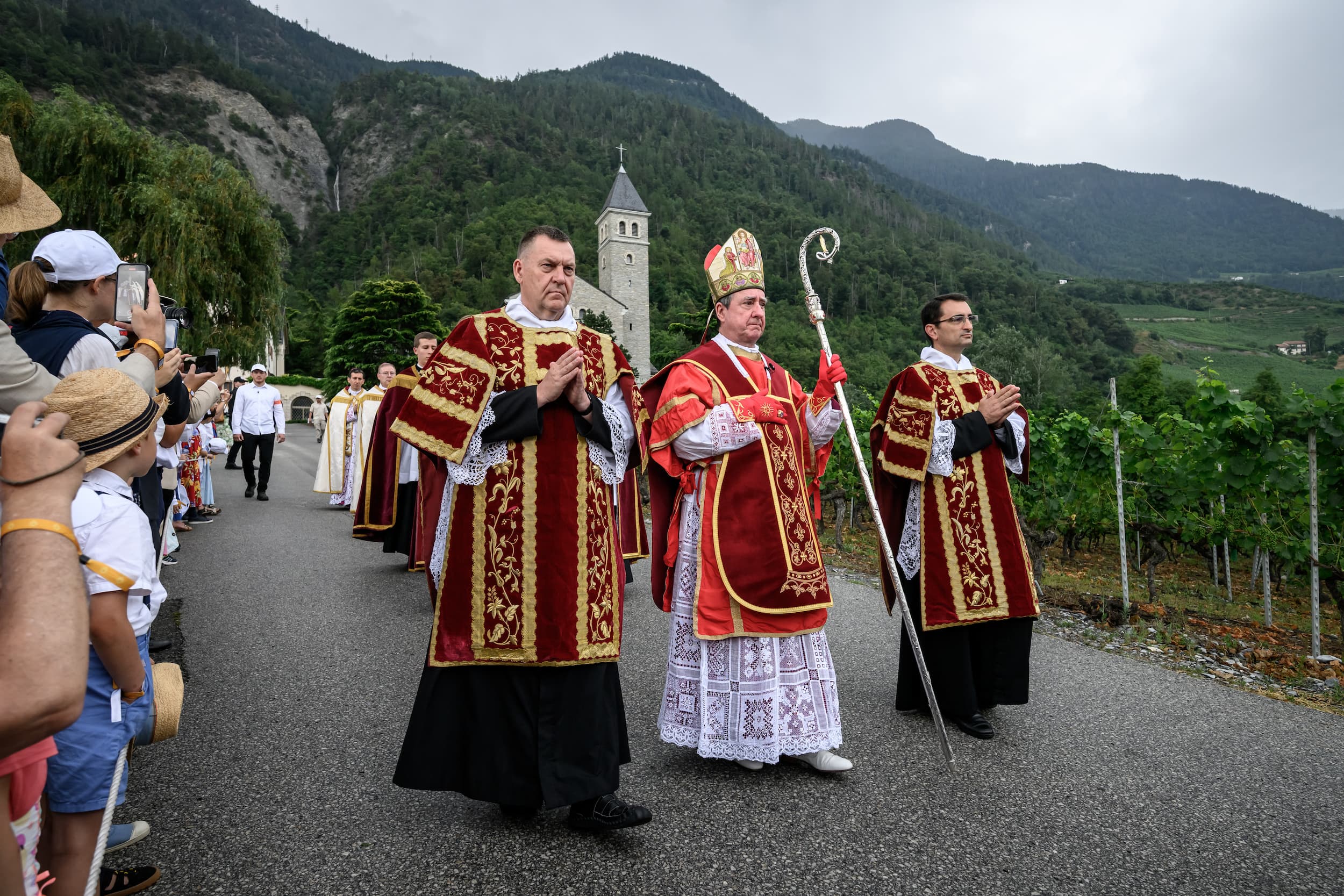 Vaticano, scomunicati i vescovi lefebvriani: dichiarate invalide nozze e confessioni