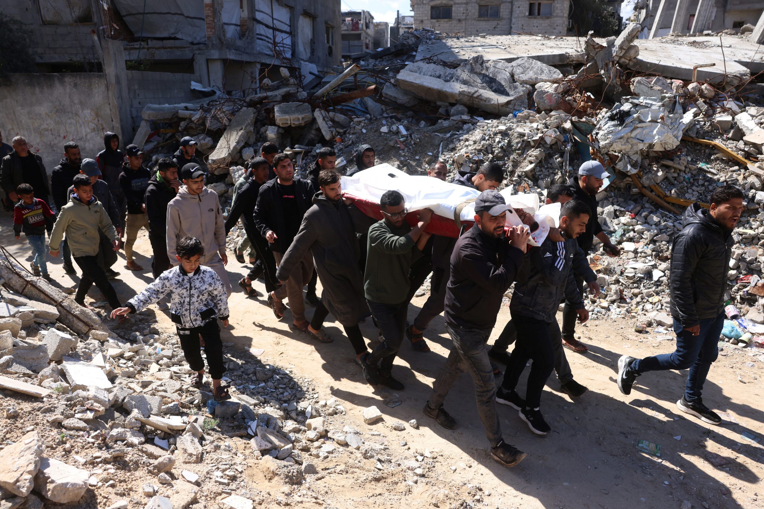 Gaza, le bombe israeliane continuano a uccidere: nuovi morti e feriti nella Striscia
