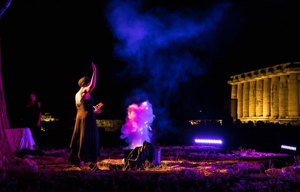 "Medeae… da Euripide in poi", il mito di Medea rivive tra le colonne del Tempio di Nettuno a Paestum
