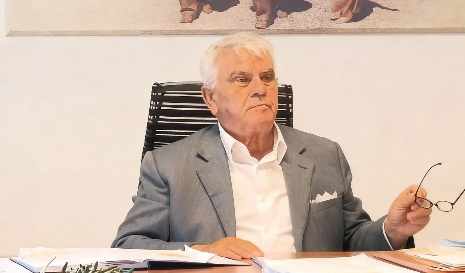 Sebastiano Buglisi con occhiali Buglisi, l’antimafia dei fatti contro paura e compromessi: una Sicilia che ancora fatica a cambiare davvero