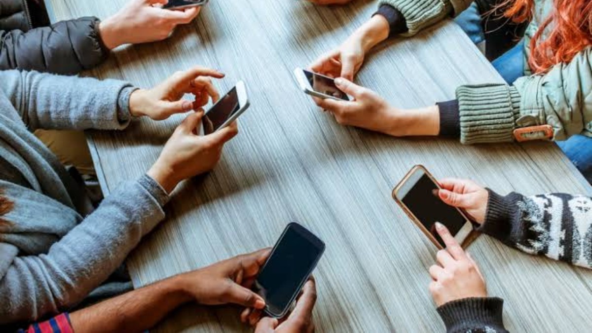 Smartphone-e-umore Schiavi dello schermo: il costo della connessione no-stop su umore e salute