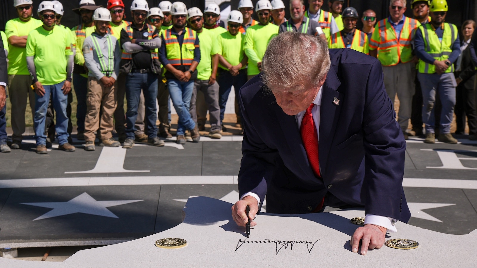 Trump annuncia il D-Day economico contro l’Iran e minaccia sanzioni ai partner di Teheran Trump annuncia il D-Day economico contro l’Iran e minaccia sanzioni ai partner di Teheran