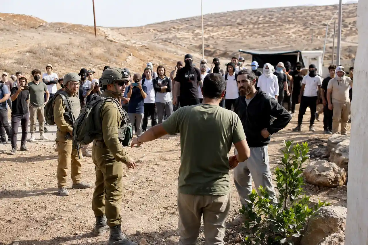 I coloni assediano i palestinesi a Qusra protetti dall'esercito di Israele: perfino gli Usa parlano di terrorismo I coloni assediano i palestinesi a Qusra protetti dall'esercito di Israele: perfino gli Usa parlano di terrorismo