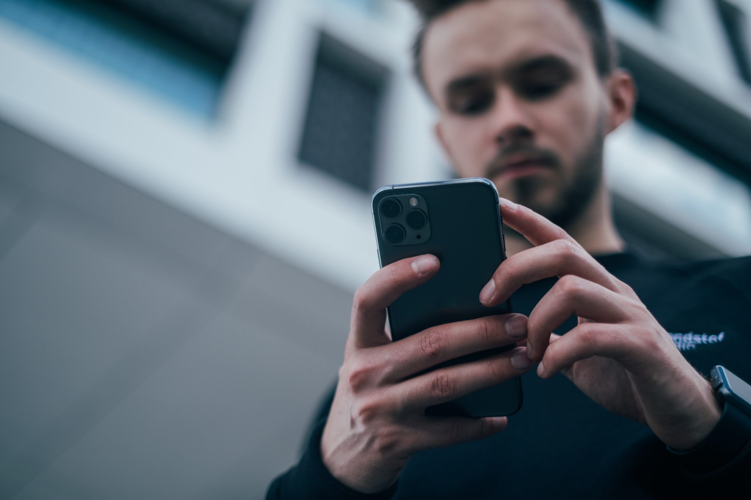 jonas-leupe-WargGLQW_Yk-unsplash-scaled Secondo uno studio guardare video brevi condiziona e riduce le attività del cervello