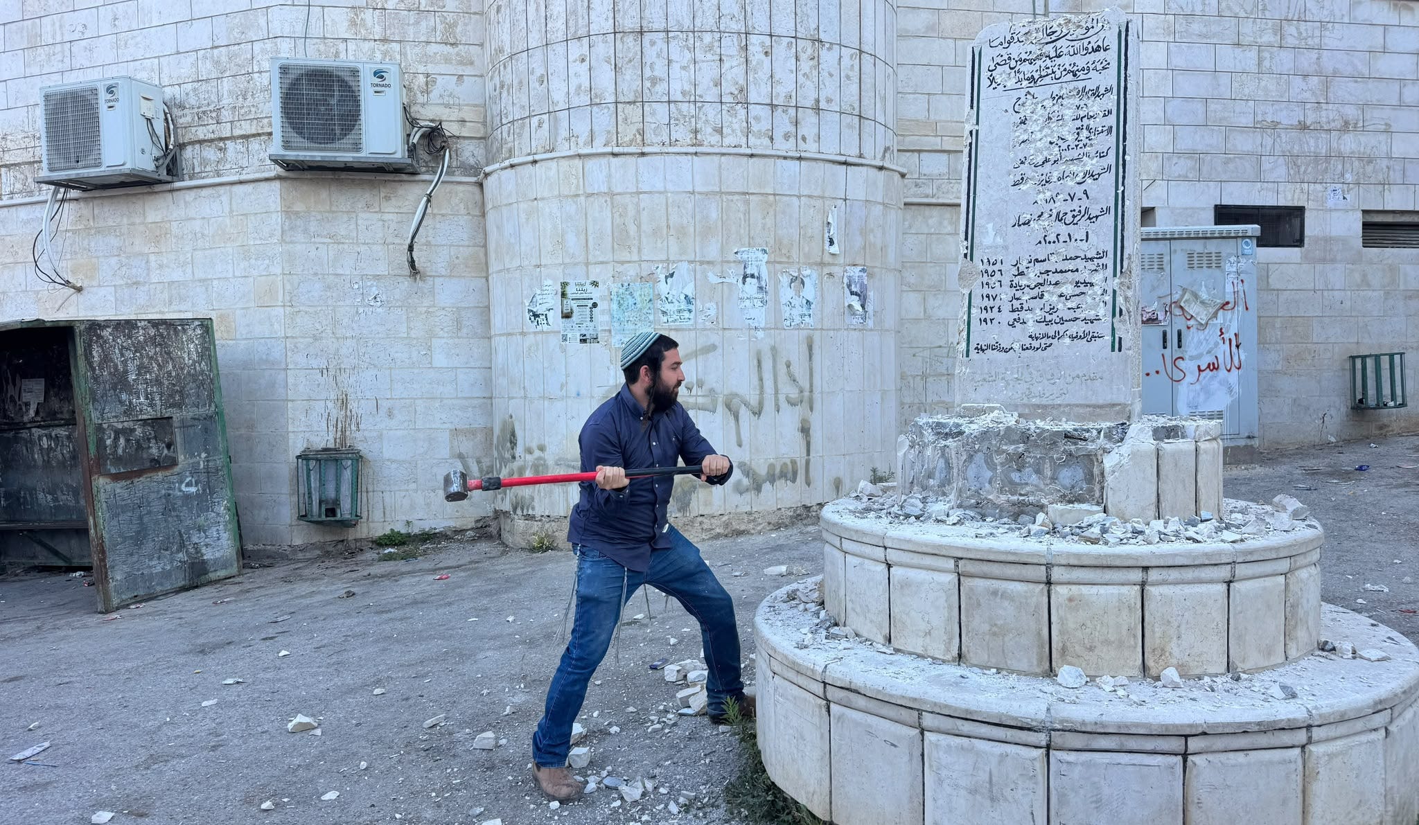 Cisgiordania, il parlamentare picconatore e i soldati compiacenti: come si oltraggia la memoria palestinese