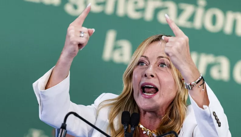 Scuola, stranieri e velo integrale: la propaganda identitaria di Meloni si scontra con Costituzione, diritti e realtà