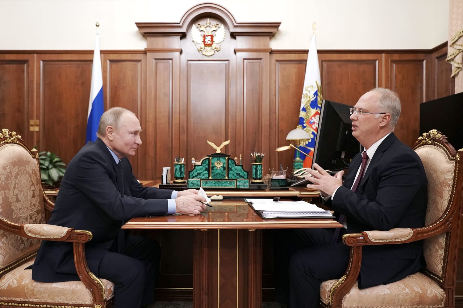 AfD, l'inviato di Putin esulta per la crescita dei post-nazisti tedeschi: "Vittoria storica" AfD, l'inviato di Putin esulta per la crescita dei post-nazisti tedeschi: "Vittoria storica"