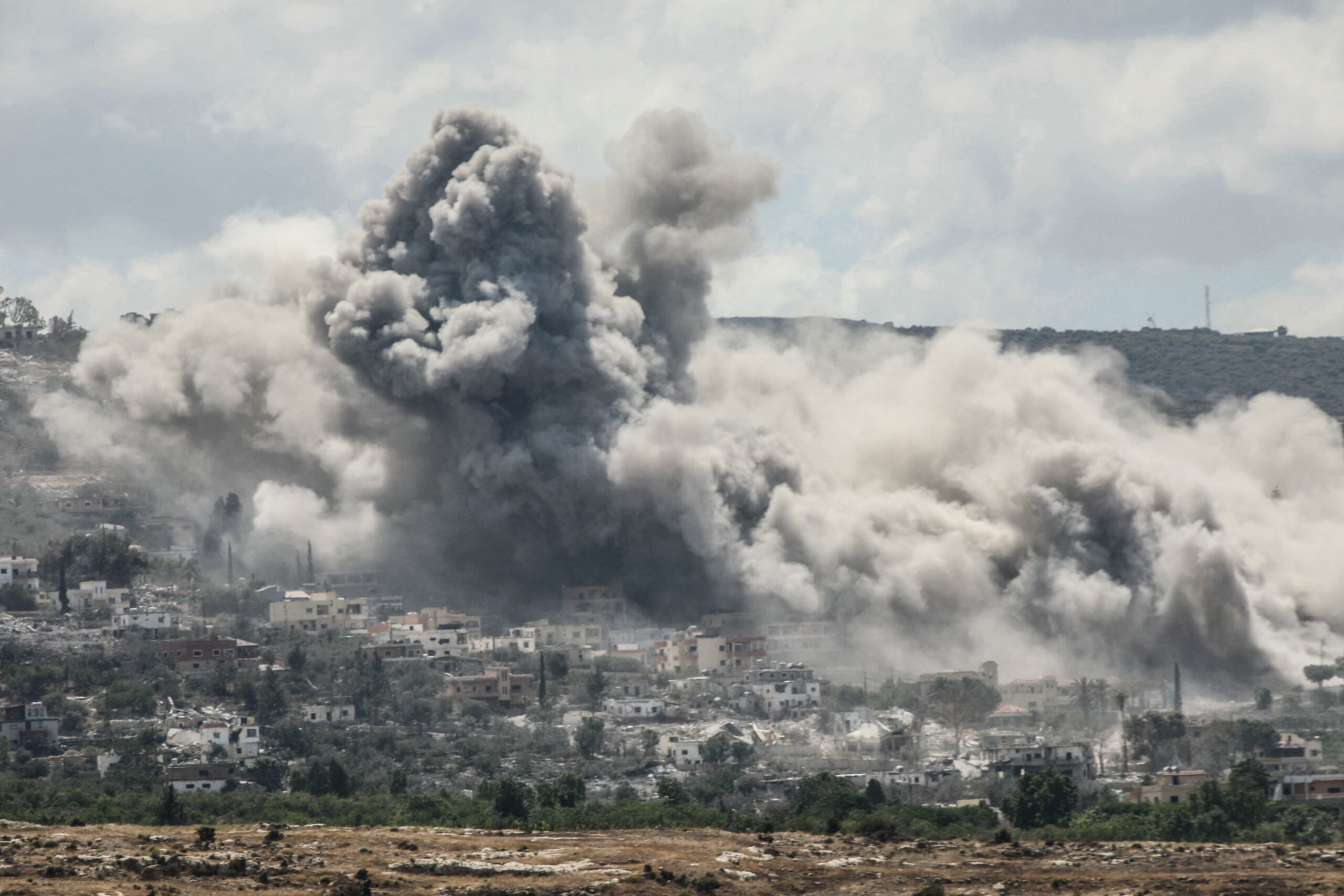Israele continua a colpire il Libano: strage di civili, uccisi anche bambini e due soccorritori