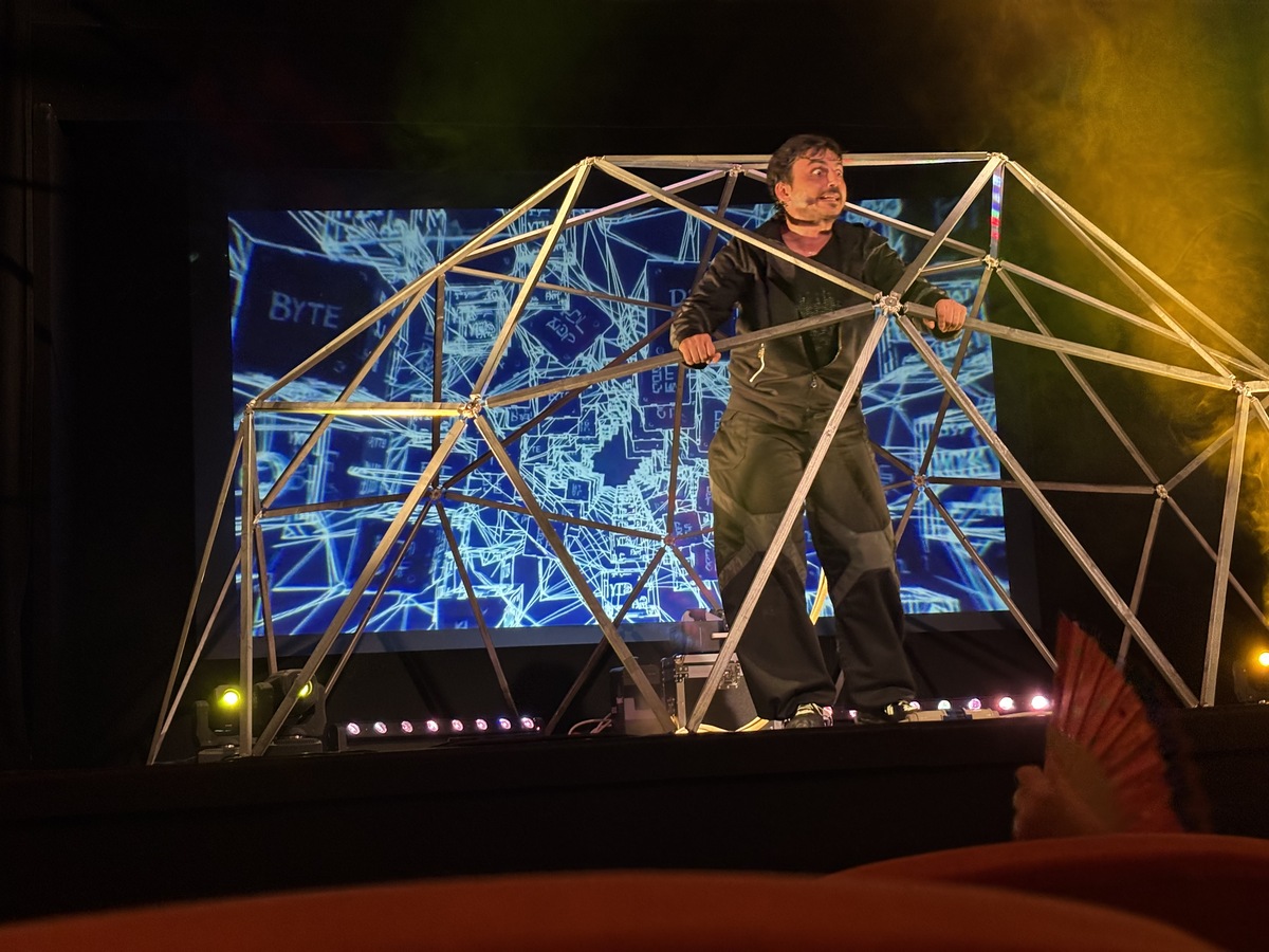 Cyber War – Alessandro Blasioli – Todi Festival – foto e recensione di Alessia de Antoniis Cyber War - Alessandro Blasioli - Todi Festival - foto e recensione di Alessia de Antoniis