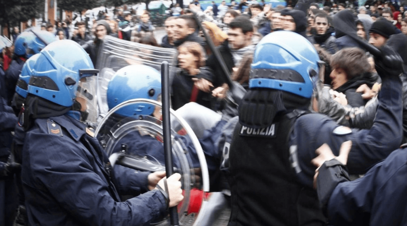 Cosa potrebbero mai insegnare ai poliziotti Vannacci e Pietro Senaldi di Libero?