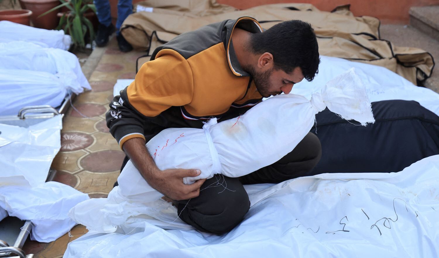 Gaza, donna palestinese incinta uccisa dai militari israeliani che le hanno sparato a Khan Younis