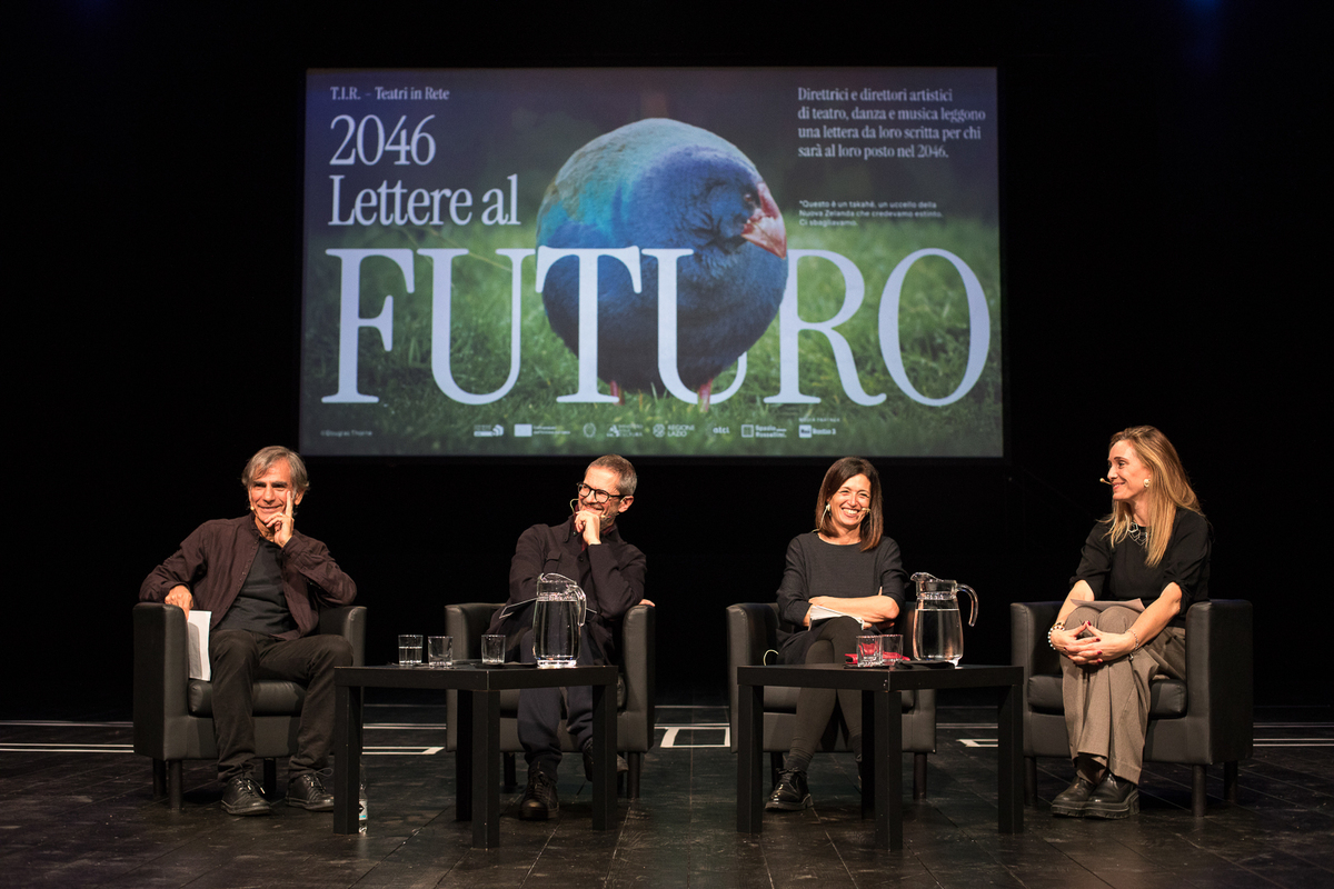 Saverio La Ruina, Claudio Longhi, Elena Di Gioia e Isabella Di Cola sul palco di &ldquo;2046: lettere al futuro&rdquo; allo Spazio Rossellini di Roma