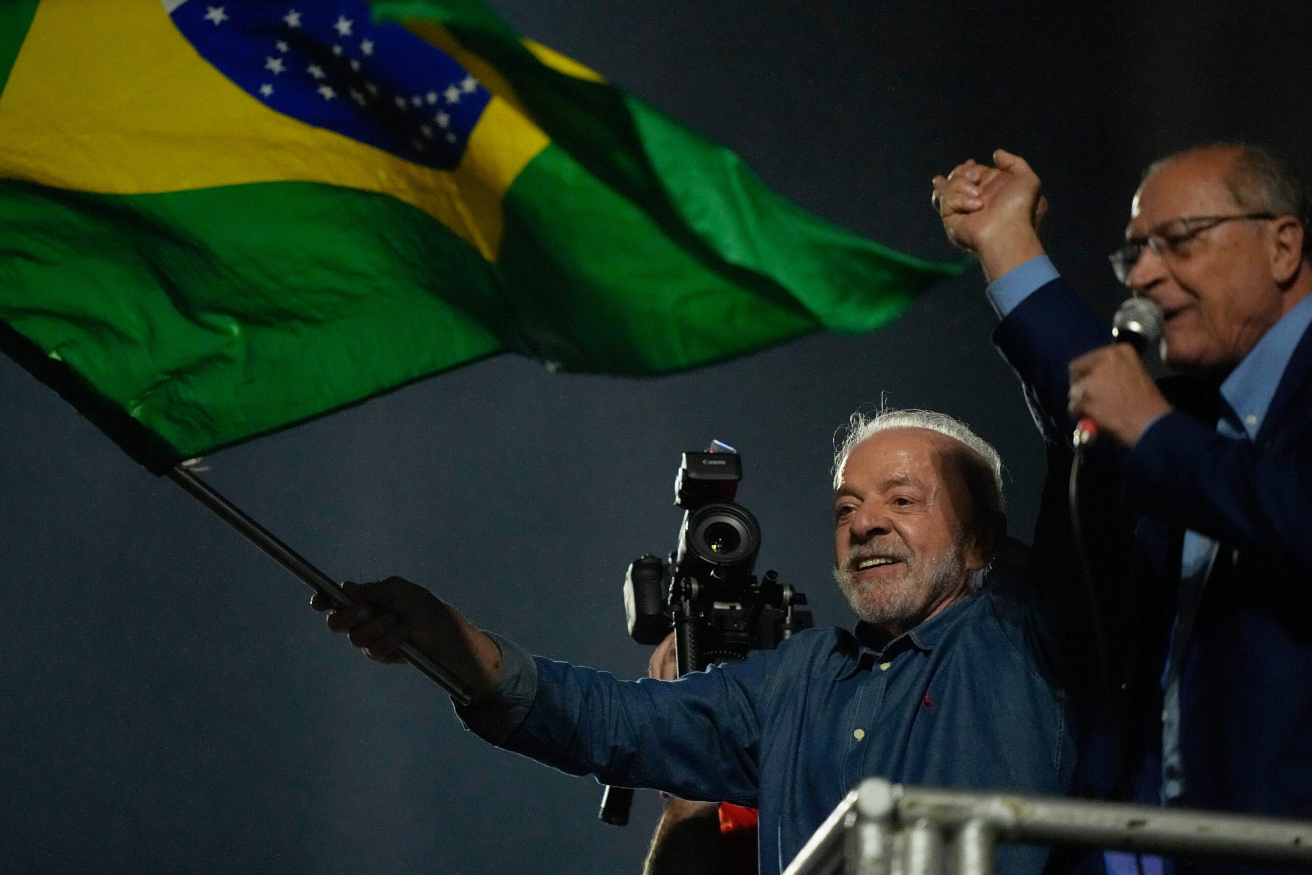 Lula stravince e manda un messaggio a Trump: "Il Brasile non diventerà il cortile di nessuno" Lula stravince e manda un messaggio a Trump: "Il Brasile non diventerà il cortile di nessuno"
