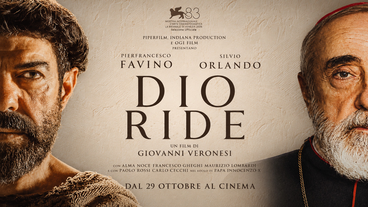 Locandina del film Dio ride di Giovanni Veronesi con i volti di Pierfrancesco Favino, nei panni di fra Leopoldo, e Silvio Orlando, nel ruolo del cardinale inquisitore Vincenzo Maculani