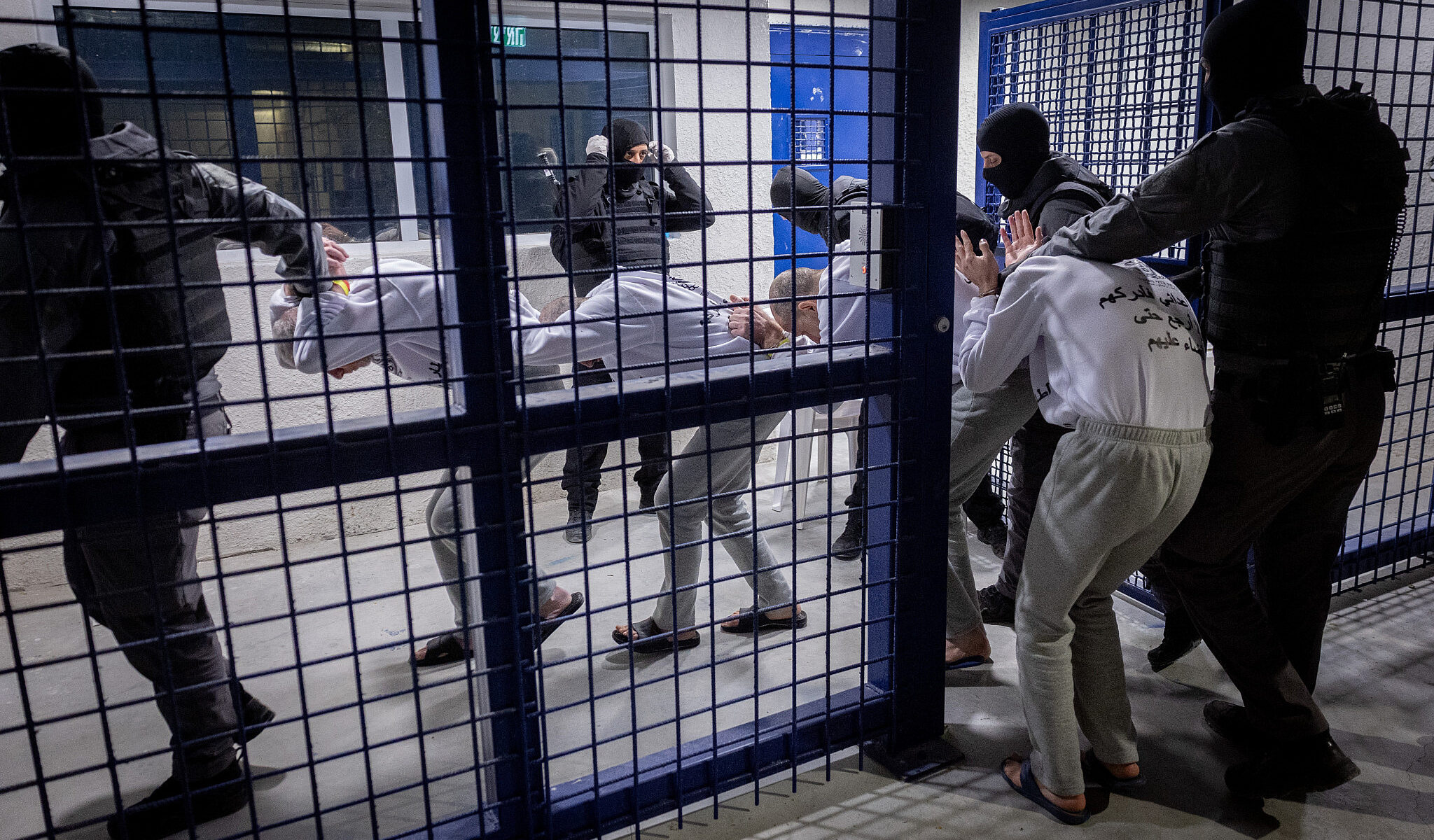 Migliaia di persone sono detenute nei campi di tortura israeliani: ecco cosa succede al loro interno