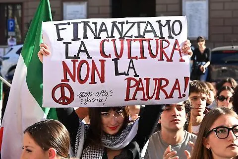 Giovani senza futuro, scuola senza ascensore sociale: la protesta racconta il fallimento degli adulti e delle politiche