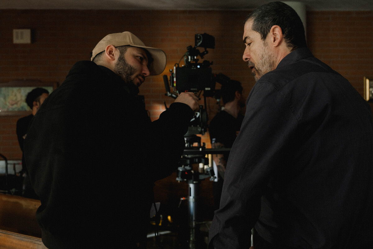 Il regista Lorenzo Maria Chierici parla con Alessandro Gassmann sul set del film Figli Perduti, accanto alla macchina da presa