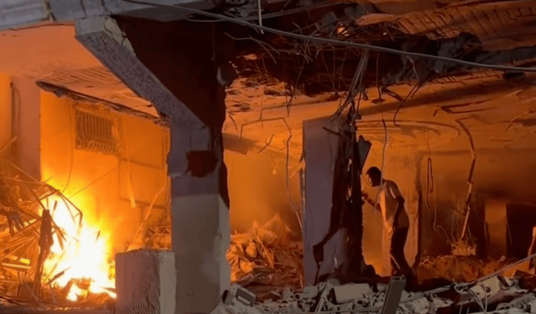 Gaza, massacro senza fine: Israele bombarda una casa e uccide cinque palestinesi Gaza, massacro senza fine: Israele bombarda una casa e uccide cinque palestinesi