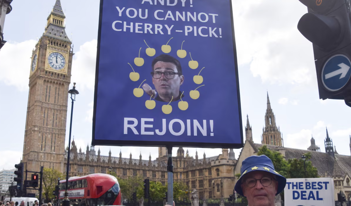 Brexit, quasi metà degli elettori vuole il ritorno nell’Ue e Burnham valuta nuovi  rapporti con l’Europa