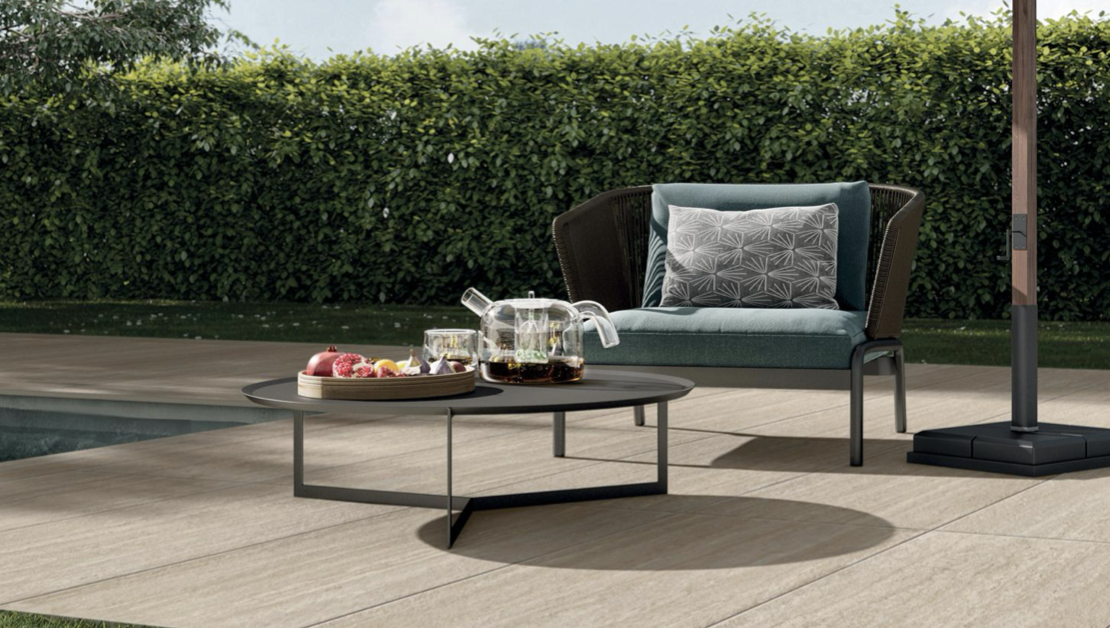 Screenshot 2026-10-22 alle 00.34.06 Panaria Ceramica collezione Perpetual Travertino gres per esterni con posa in appoggio su erba