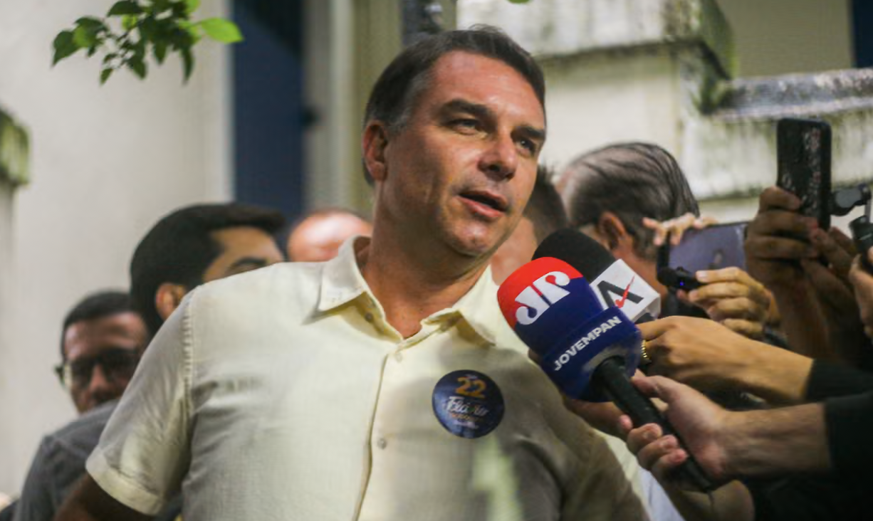 L'indecorosa fuga di Flavio Bolsonaro col passaporto italiano concesso da Meloni e con la protezione di Trump