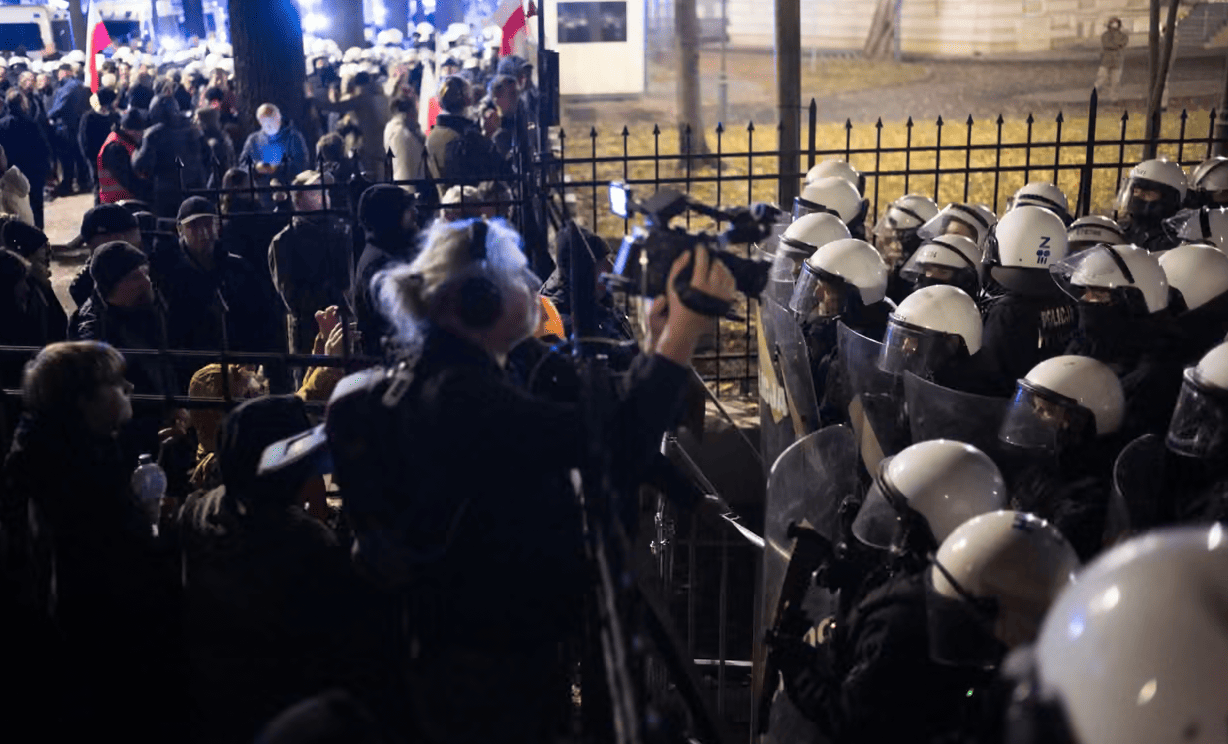Polonia, scontro sulla Corte costituzionale: Nawrocki irrompe nel tribunale e riaccende il conflitto sullo Stato di diritto
