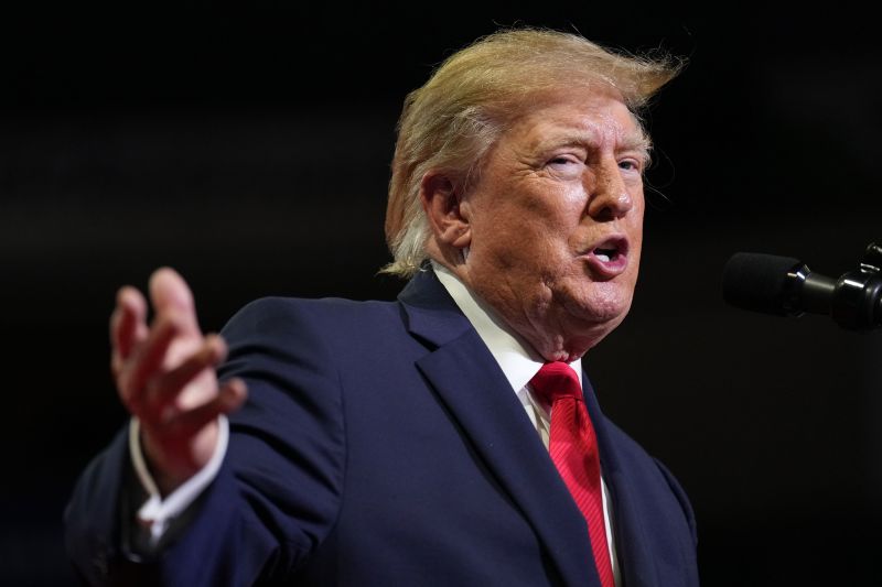 Trump attacca Ilhan Omar dopo averla fatta mettere sotto inchiesta e la gente urla: "Deportatela" Trump attacca Ilhan Omar dopo averla fatta mettere sotto inchiesta e la gente urla: "Deportatela"