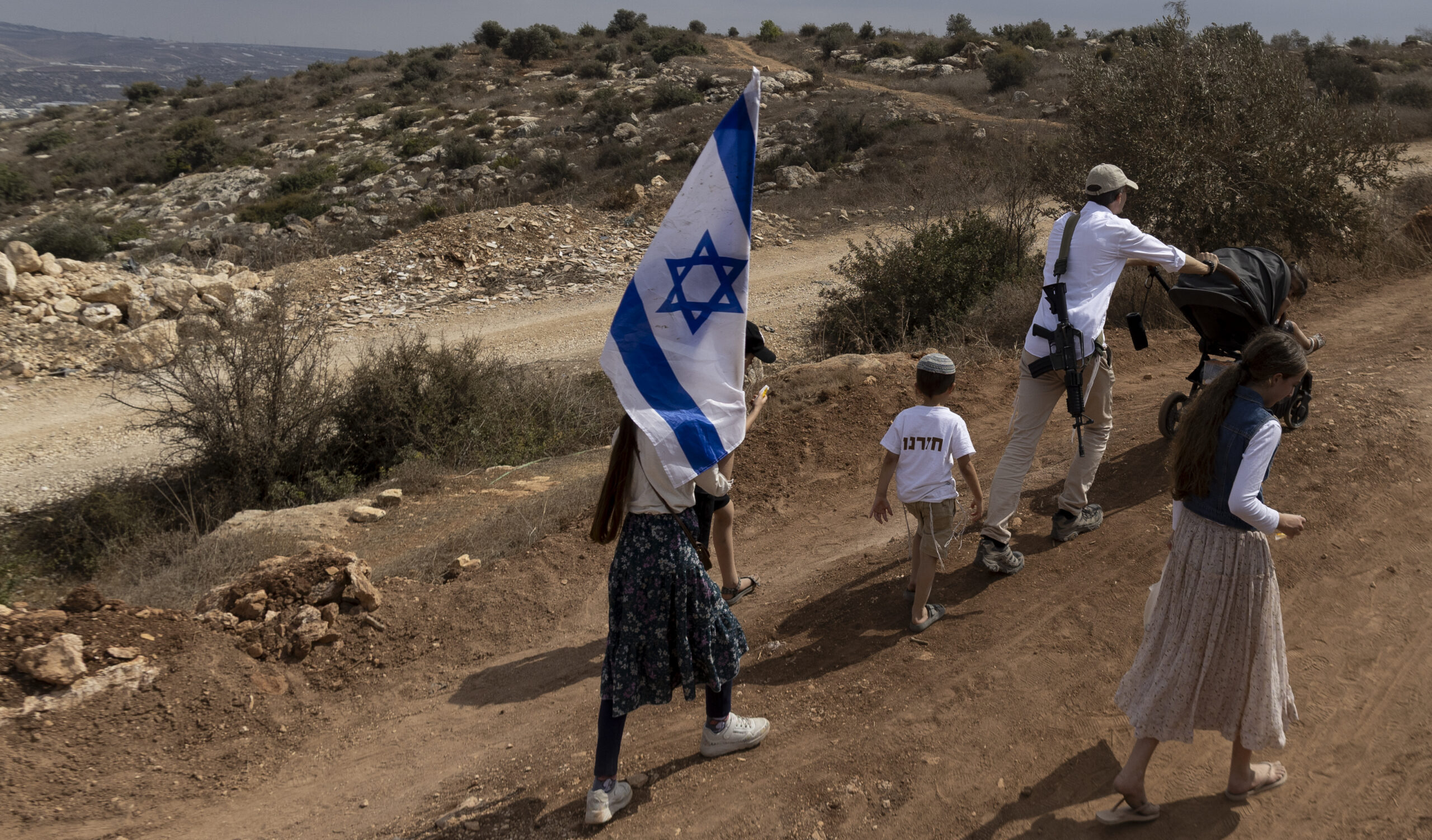 Cisgiordania: i coloni danneggiano abitazioni e danno fuoco a un'auto a sud di Hebron