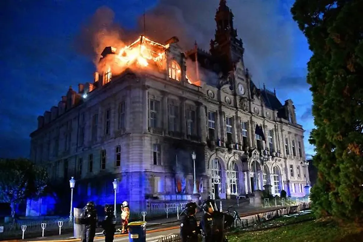image_(34)-1792273127440.jpg–incendio_al_municipio_di_limoges__distrutto_lo_storico_palazzo_del_xix_secolo_dopo_il_corteo_sul_caro_vita Incendio al municipio di Limoges: devastato lo storico palazzo del XIX secolo dopo il corteo sul caro vita