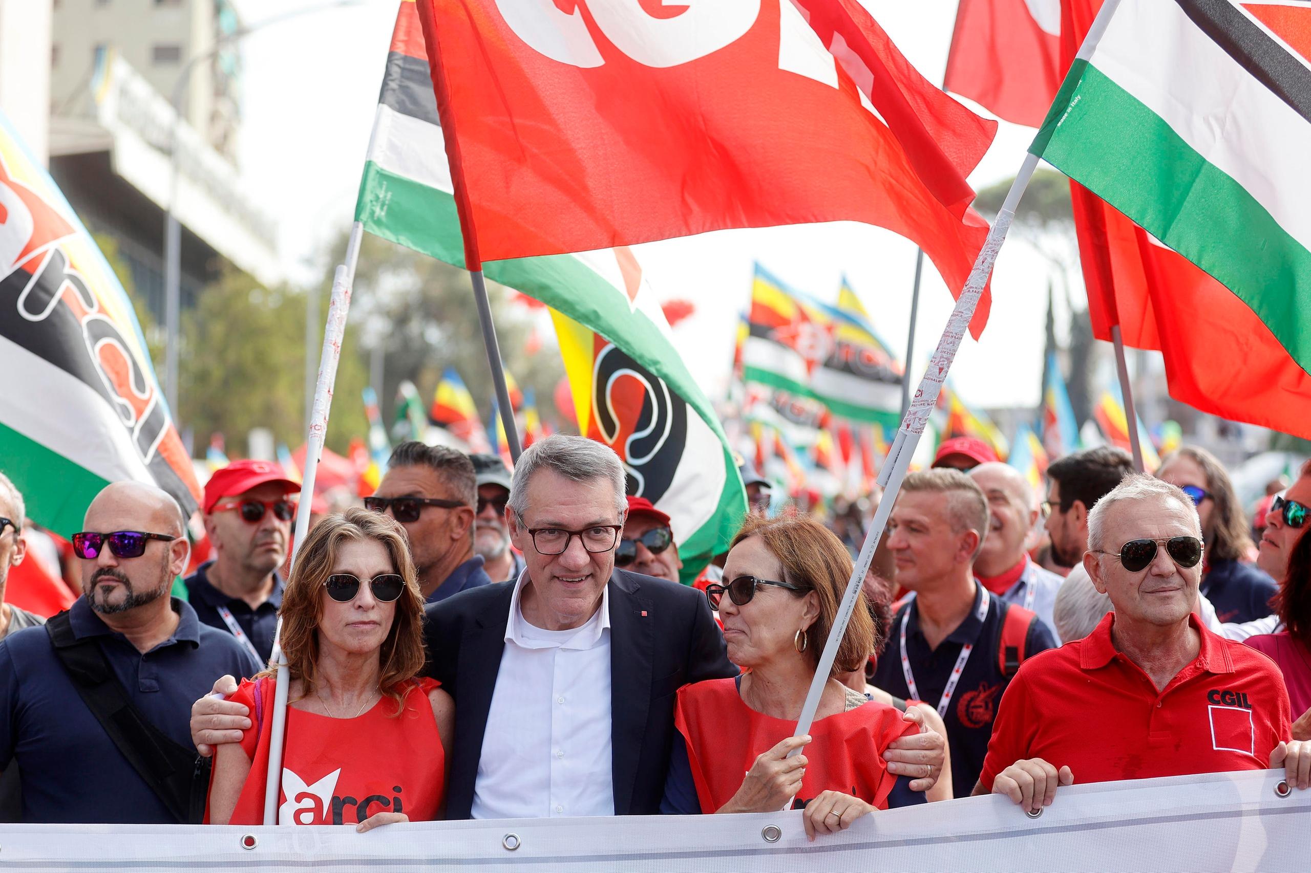 La sinistra scelga: la Piazza o l'Esercito La sinistra scelga: la Piazza o l'Esercito